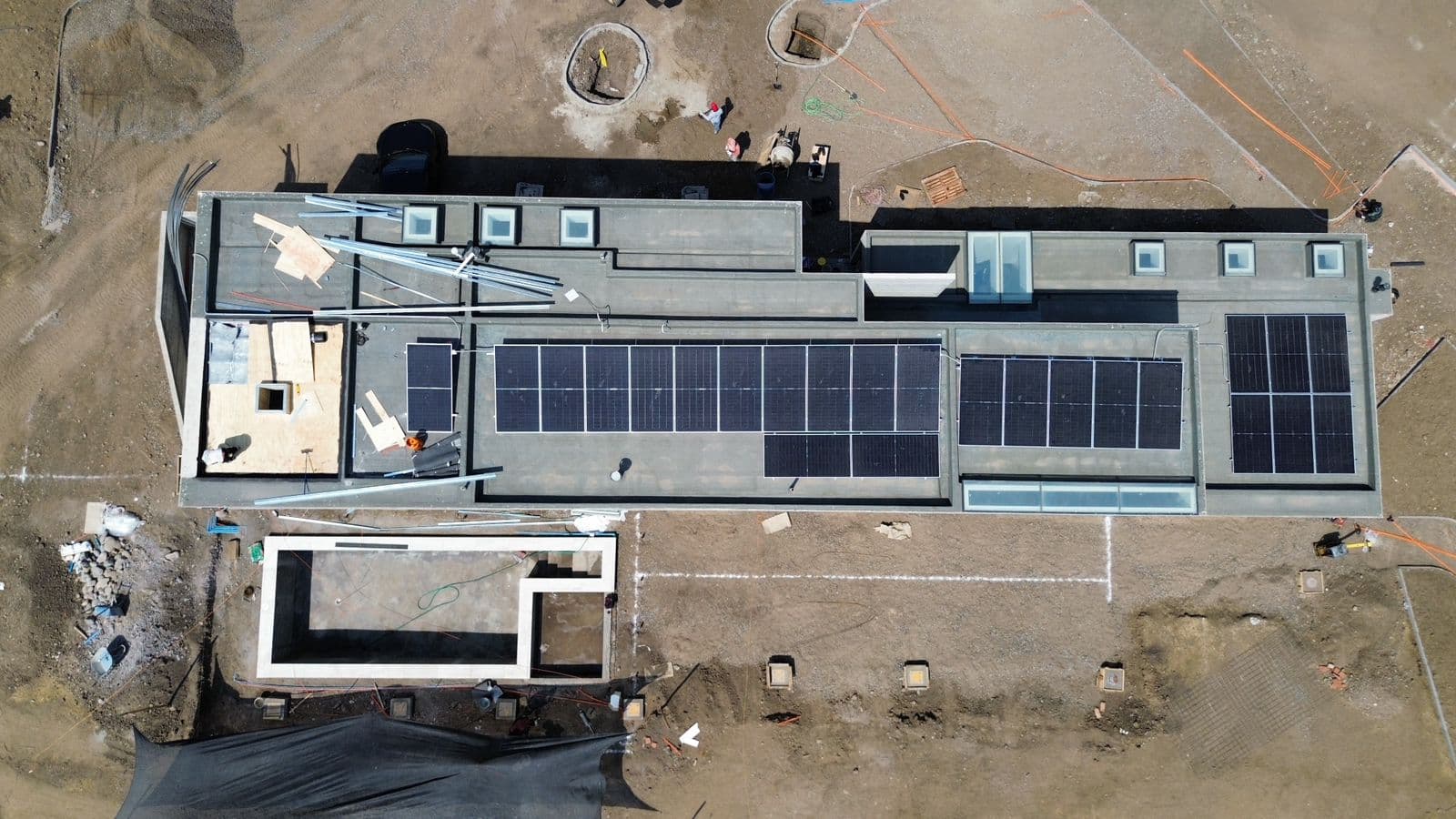 Instalación solar residencial de 15 kWp en Chicureo, Colina — 24 paneles Astronergy N5 en sistema híbrido