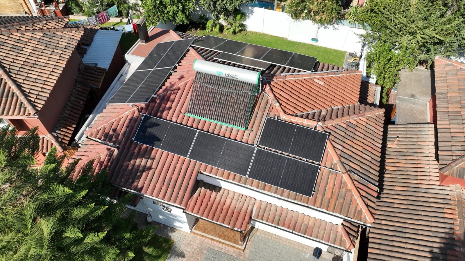 Instalación solar residencial de 8.1 kWp en Huechuraba — sistema on-grid sobre teja