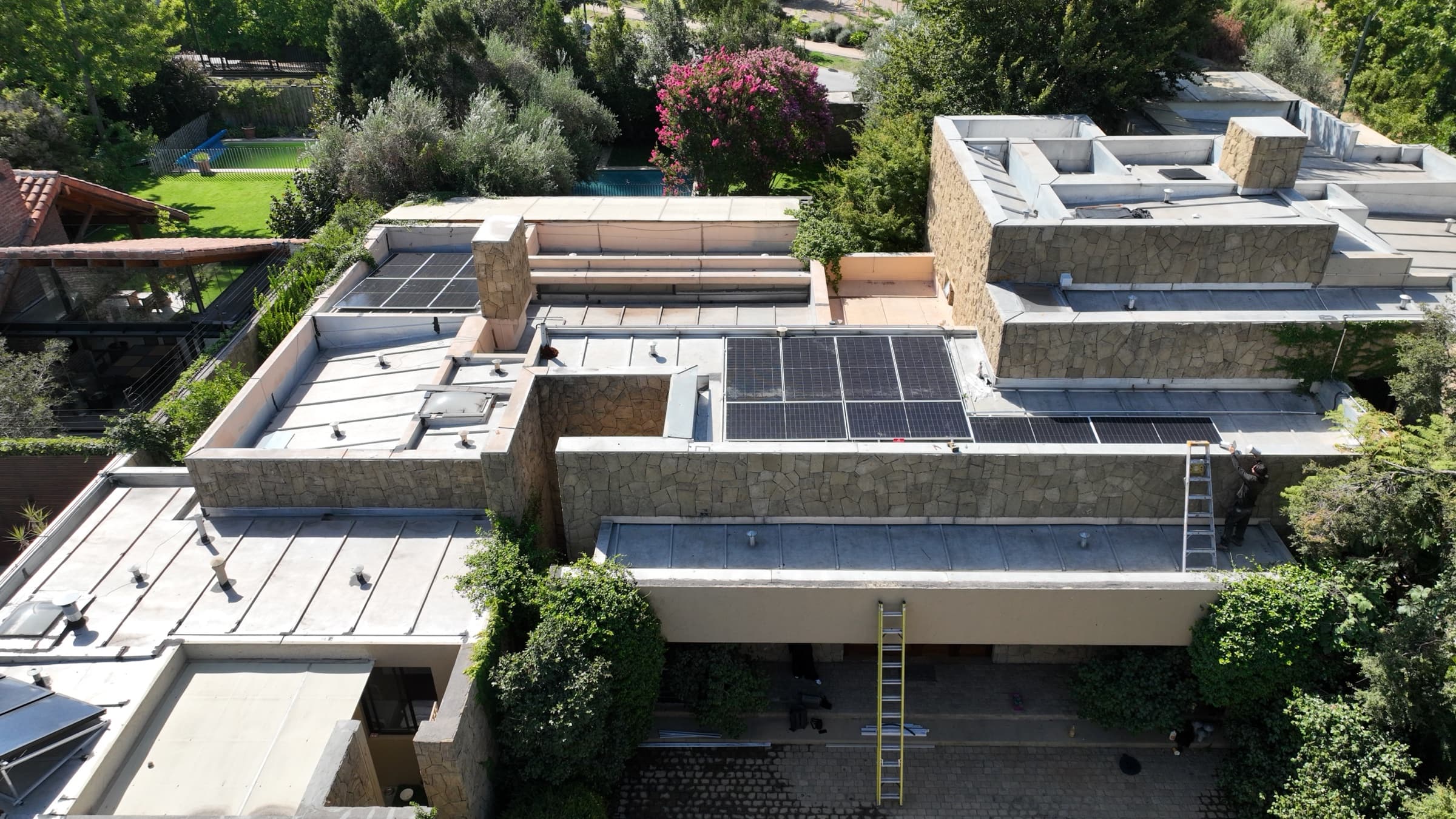 Instalación solar residencial de 10.6 kWp en Lo Barnechea — 18 paneles coplanar